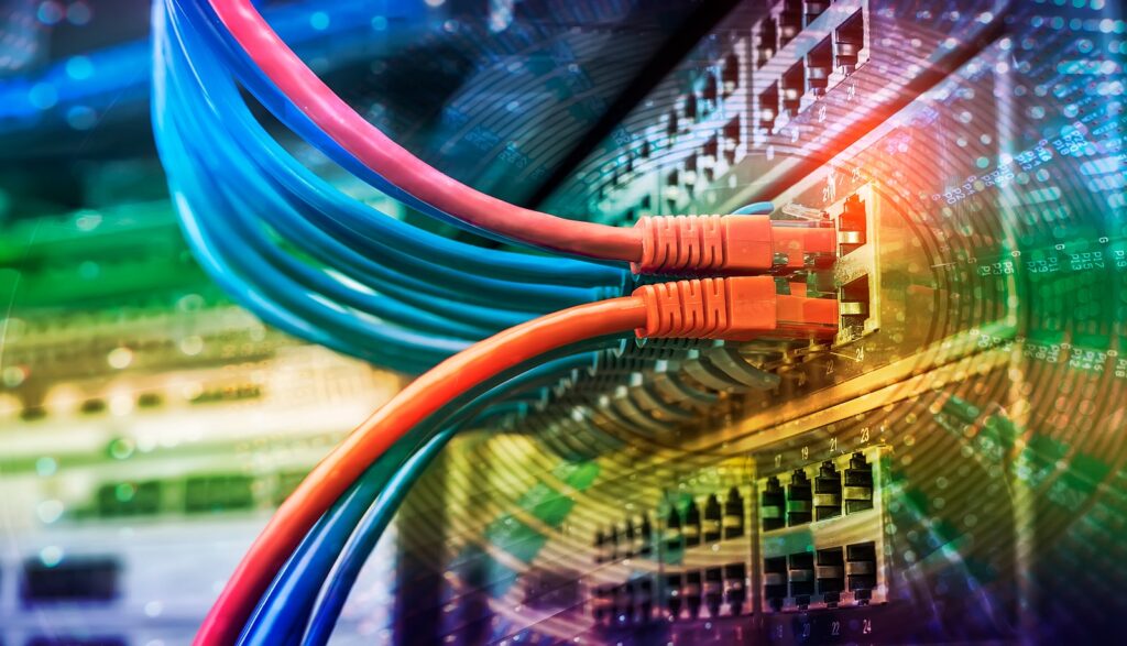 Server mit roten und blauen Kabeln